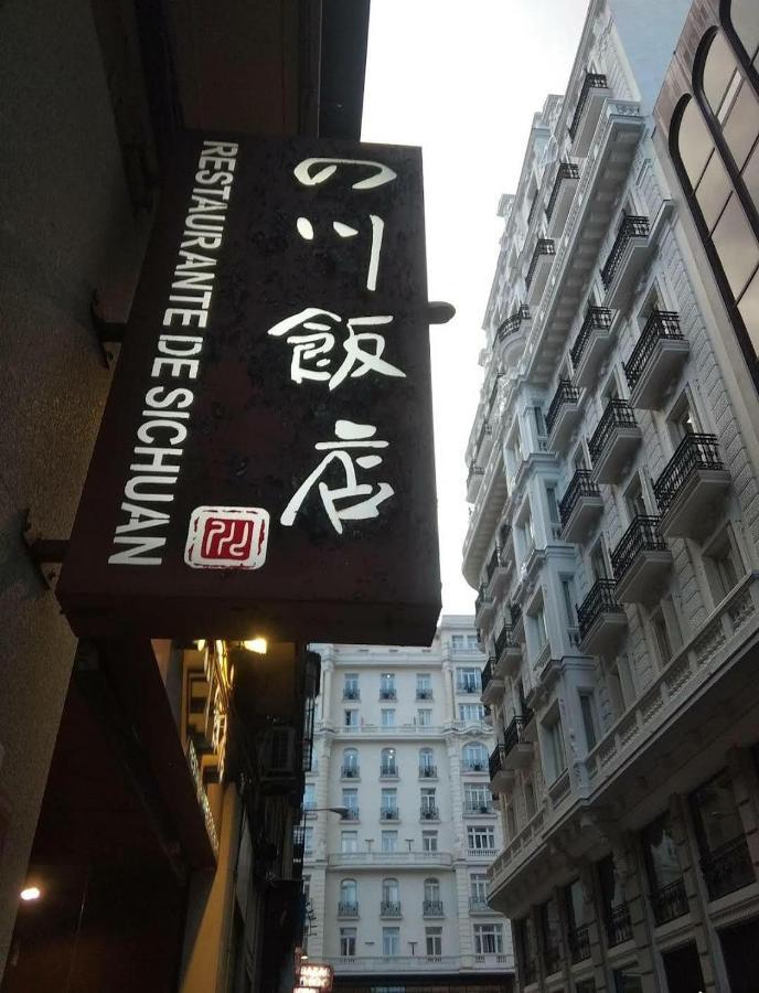 Hostal Andrea Granvia Madrid Bagian luar foto