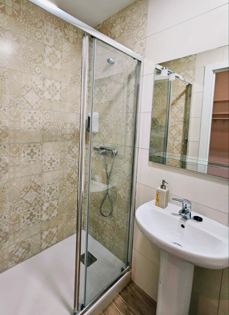 Hostal Andrea Granvia Madrid Bagian luar foto